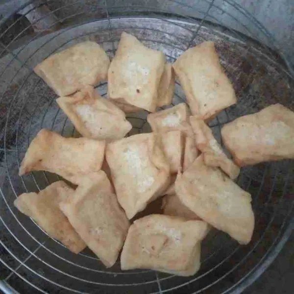 Goreng tahu setengah matang.
