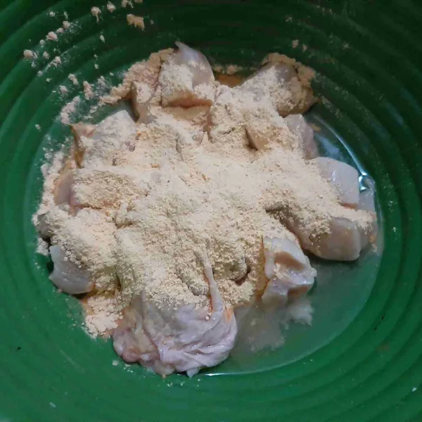 Tambahkan tepung terigu dan kaldu jamur.
