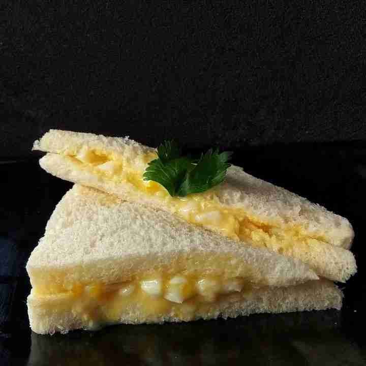 Tamago Sando dalam kotak makanan dengan label harga