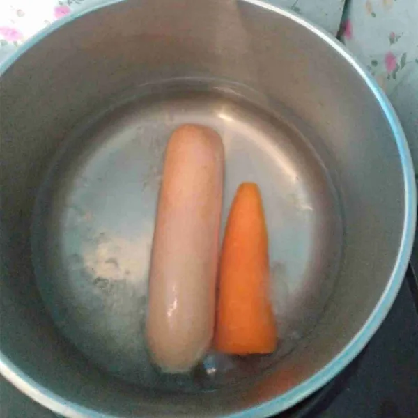 Rebus sosis dan wortel sampai layu.