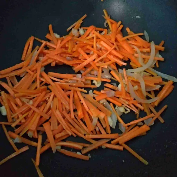 Masukkan wortel, tumis sampai sedikit layu.