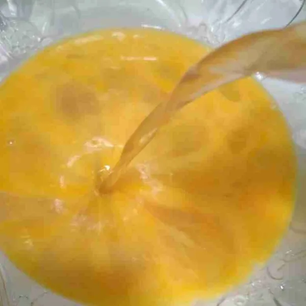 Tuang kaldu udang ke dalam telur, aduk rata dan jangan dikocok.