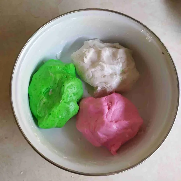 Bagi adonan menjadi tiga bagian sama rata. Dua di antaranya beri pewarna makanan pink dan hijau. Sisanya biarkan putih.