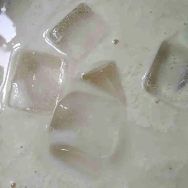 Buat adonan basah: campur semua bahan adonan basah dan tunggu hingga es mencair aduk rata.