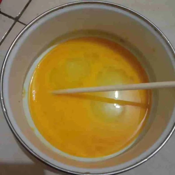 Kocok telur perlahan dengan sumpit, cukup tercampur saja jangan sampai berbusa dan bergelembung.