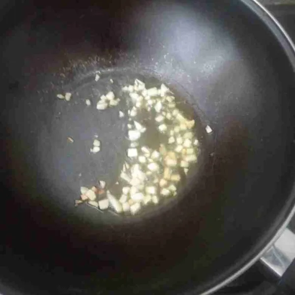 Lelehkan mrgarin, tumis bawang putih sampai harum.