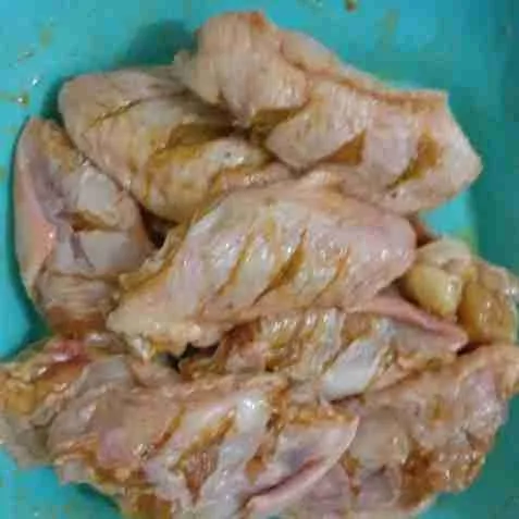 Marinasi ayam dengan jahe, kunyit, ketumbar, garam, gula (sedikit), jeruk nipis (setengah buah), diamkan 15 menit di dalam freezer.