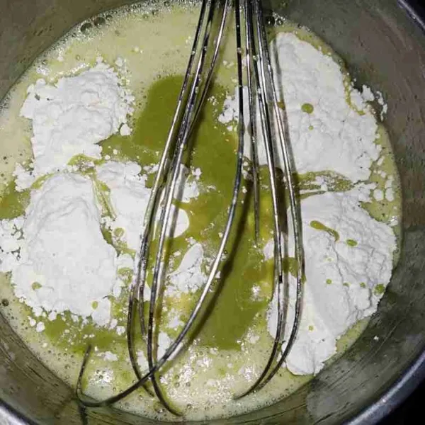 Masukkan terigu, larutan matcha dan baking soda. Aduk rata.