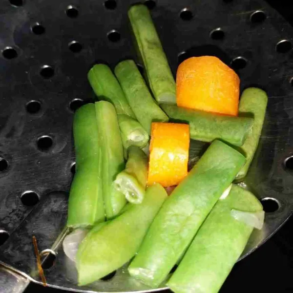 Rebus atau kukus sayuran, untuk sayuran dapat disesuaikan dengan selera.