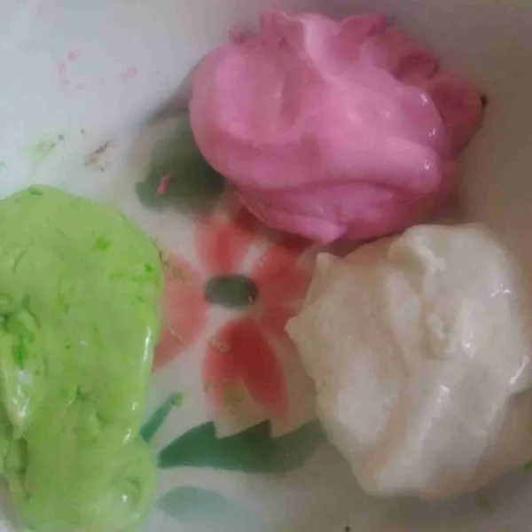 Bagi adonan menjadi 3 bagian sama banyak, beri pewarna hijau dan merah muda satu bagian lagi biarkan putih.