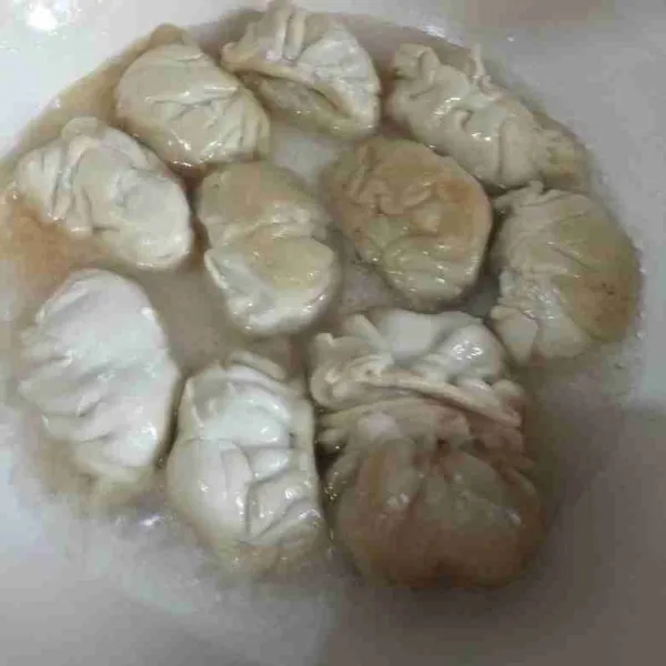 Masukkan 125 ml air, masak gyoza hingga air berkurang dan hampir kering.