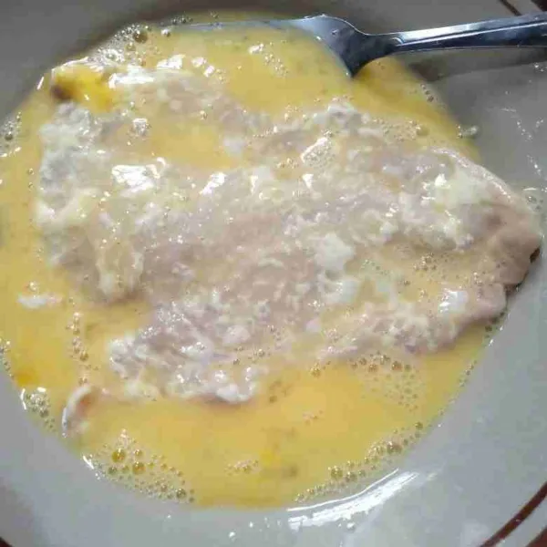 Celupkan ke dalam kocokan telur.