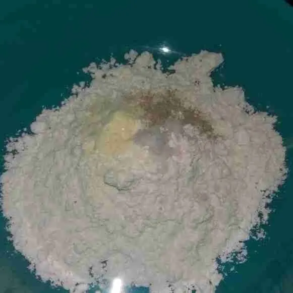 Campur tepung terigu, kaldu bubuk, lada bubuk, dan garam. Aduk merata menggunakan sendok.