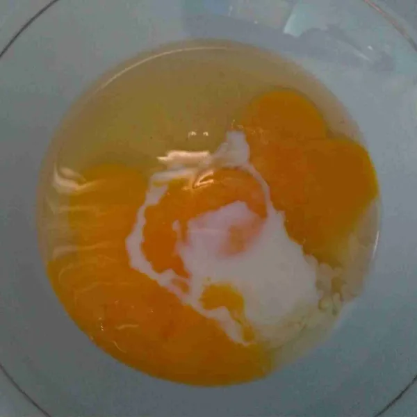 Campurkan telur dan susu aduk sampai rata.