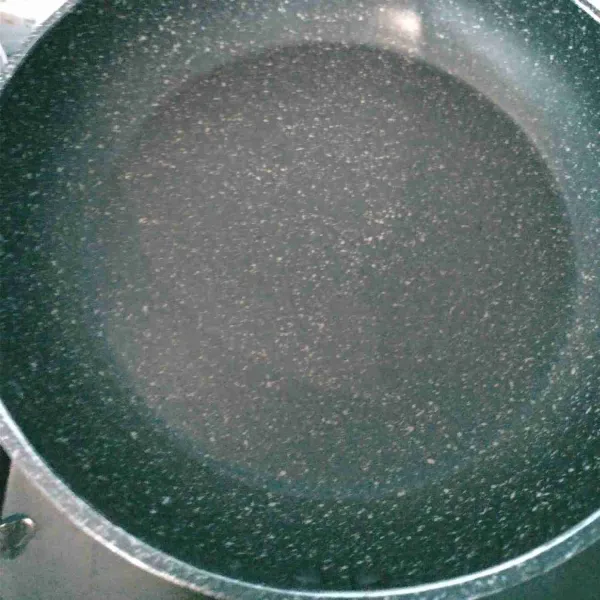 Panaskan pan jangan diberi olesan minyak agar permukaan dorayaki mulus.