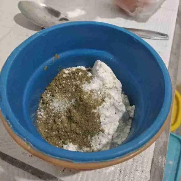 Campur tepung terigu, bubuk matcha, dan vanila bubuk, aduk rata.