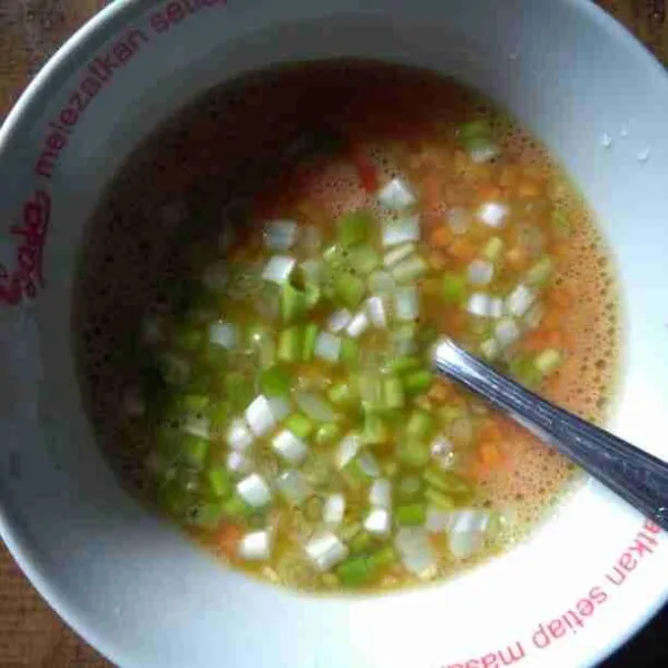 Masukkan wortel dan daun bawang, aduk rata.