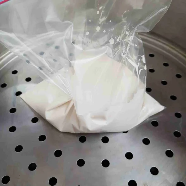 Tuang adonan ke dalam plastik tahan panas kemudian kukus dalam kukusan panas hingga adonan matang.