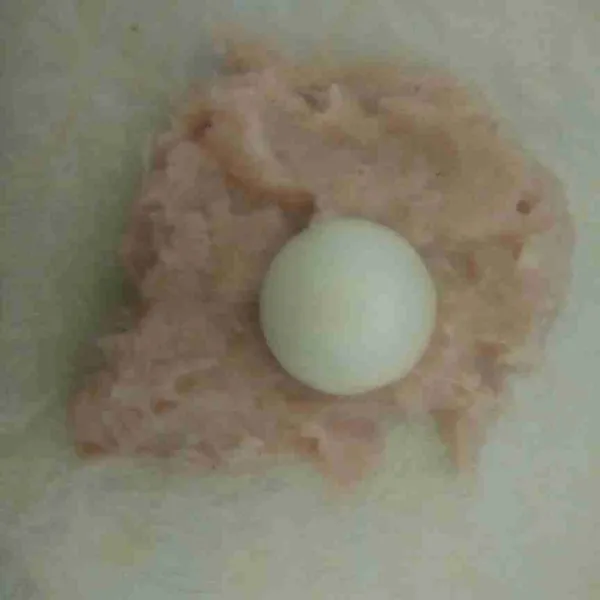 Ambil 1 lembar kulit isi dengan 1 sdm adonan ayam, beri telur puyuh. Rekatkan ujung-ujung kulit.
