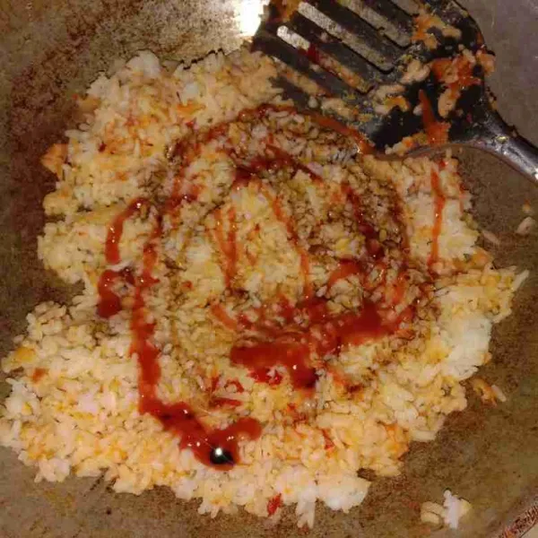 Tambahkan secukupnya saos tomat dan kecap manis, aduk rata kembali, masak sebentar hingga wangi, tes rasa jika sudah pas angkat dan sisihkan.