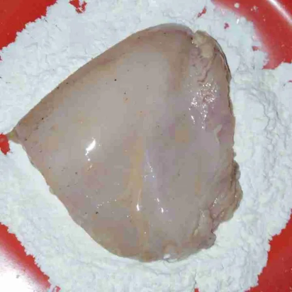 Campur tepung dan bagi 2: tepung kering dan tepung celup, gulingkan ayam pada tepung kering sambil ditekan-tekan.