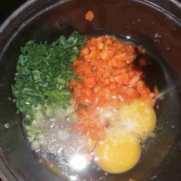 Campurkan dalam wadah: telur, wortel, daun bawang saus tiram, garam, lada bubuk, dan kaldu bubuk.