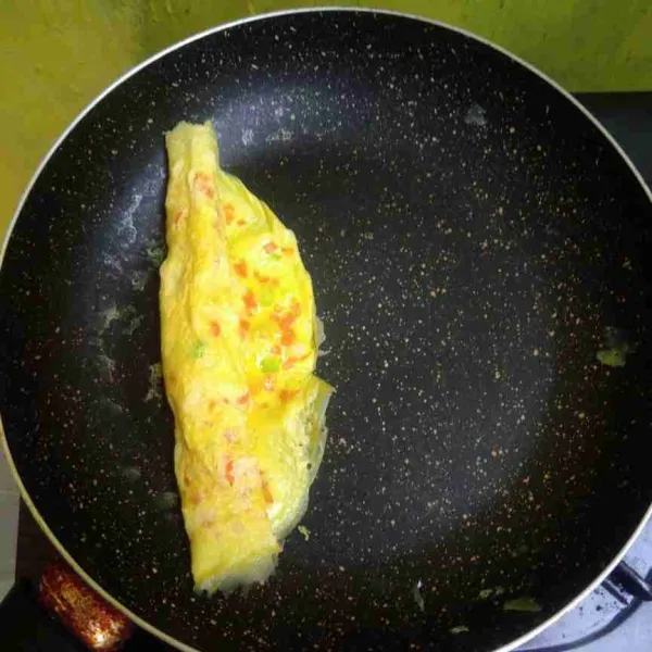 Panaskan teflon lalu olesi dengan minyak. Tuang adonan tamagoyaki, dadar hingga sedikit set, kemudian gulung, geser ke sisi berlawanan dengan arah gulungan, kemudian bagian kosong tuang adonan telur kembali, setelah set gulung kembali. Lakukan proses tersebut hingga adonan selesai.