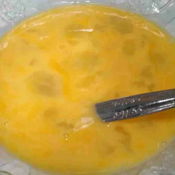 Aduk rata telur dengan sumpit atau ujung sendok, jangan dikocok.