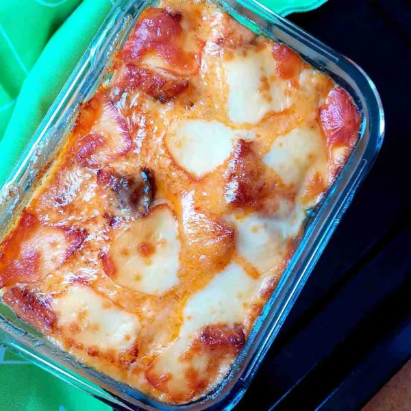 Beri keju mozzarella lalu torch atau bila tidak ada panggang di oven. Sajikan saat matang.