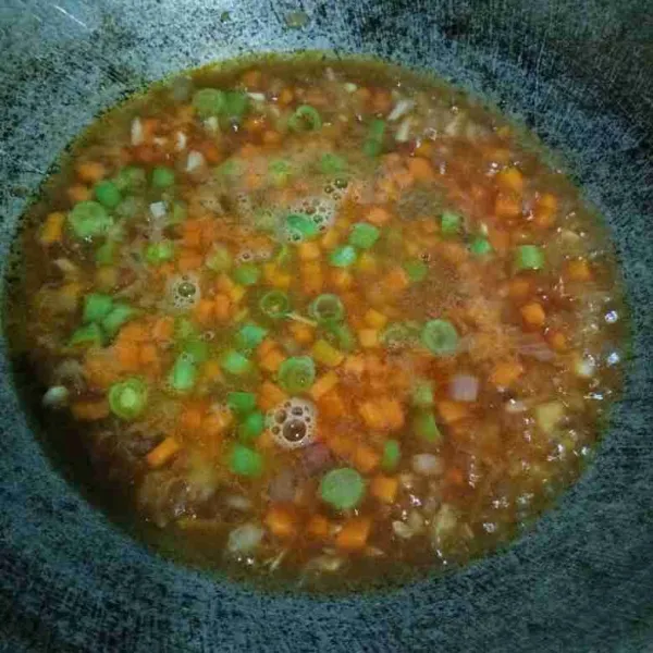 Masukkan semua bahan sweet saouri sauce, aduk rata. Masak hingga matang dan mengental.