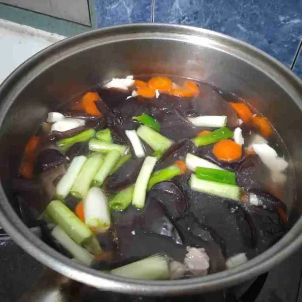 Terakhir, tambahkan bawang prei. Biarkan sesaat kemudian matikan api.