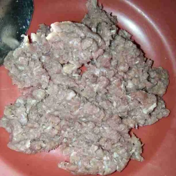 Tiriskan daging sapi yang dari dalam kulkas supaya tidak dingin.