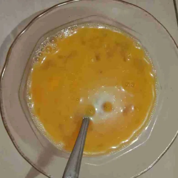Dalam wadah, kocok rata telur, susu cair, garam, dan merica bubuk.