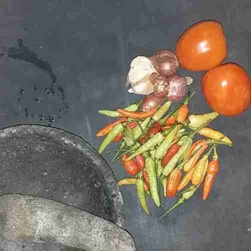 Cuci bersih cabai, tomat, bawang merah dan bawang putih.