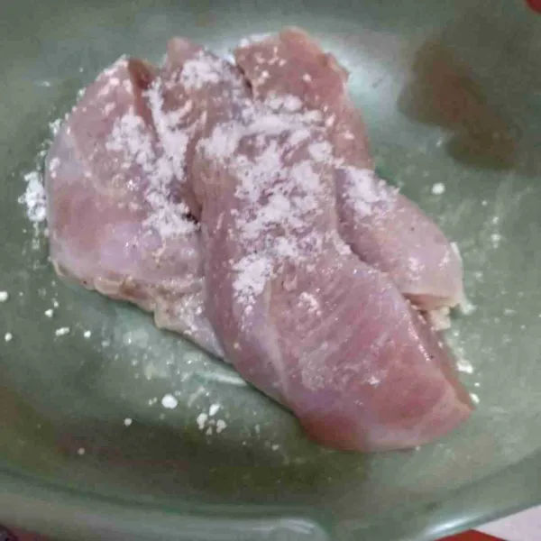 Rendam fillet ayam dengan air perasan jeruk nipis dan sedikit garam, sekitar 10 menit. Cuci bersih dan tiriskan.