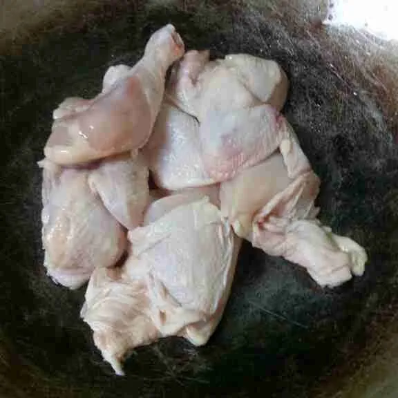 Dalam wadah bersihkan ayam dan potong sesuai selera. Sisihkan.