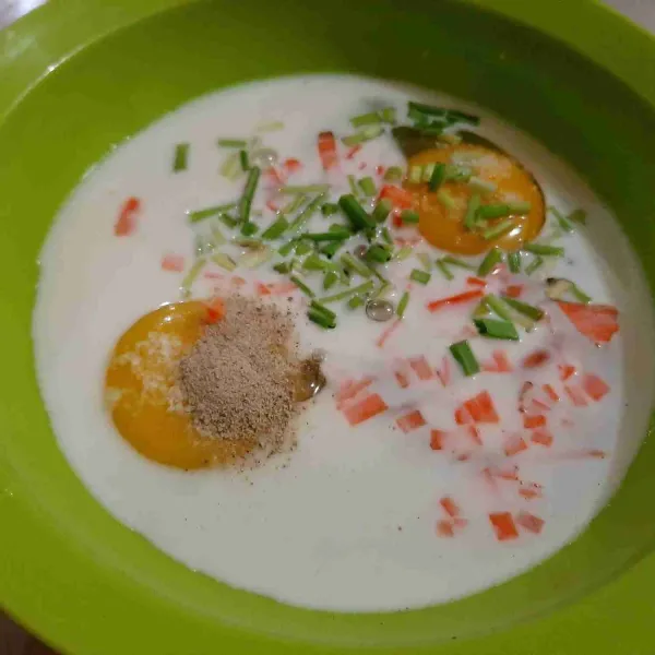 Tambahkan garam, kaldu bubuk, dan lada bubuk, aduk rata.