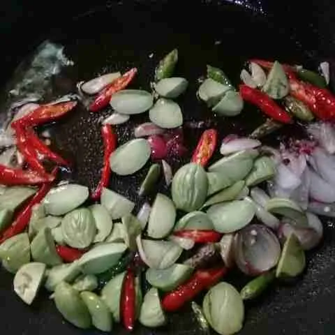 Lalu masukan pete, aduk rata biarkan sampai layu.