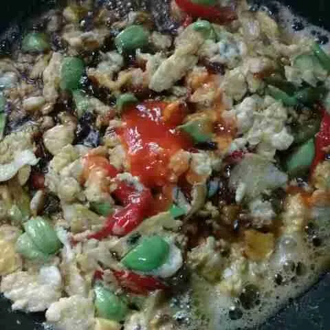 Beri sedikit air, bumbui gula pasir, garam, kecap, dan saos sambal aduk rata,