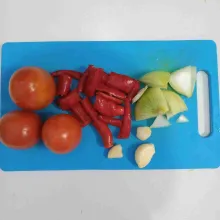Potong-potong cabai merah, bawang bombai, dan bawang putih.