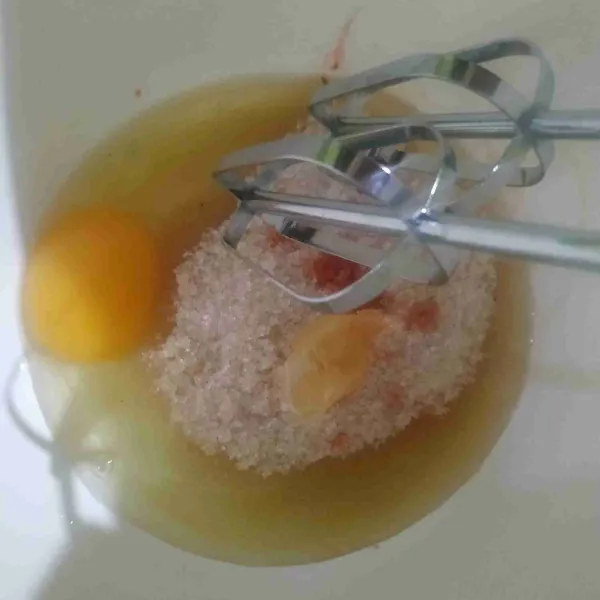 Masukan telur, gula, vanili, SP, ke dalam wadah kemudian mixer hingga putih pucat.