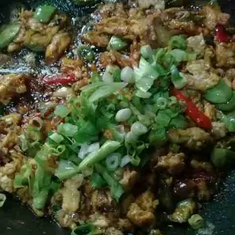 Terakhir masukan daun bawang, matikan api. Sajikan.