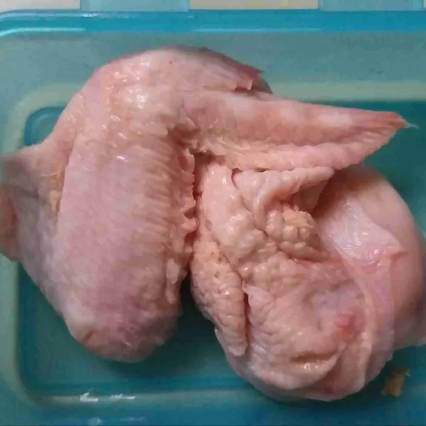 Bersihkan ayam, kemudian potong kecil sesuai selera.