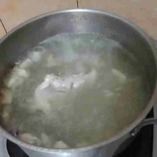 Masukkan air, tunggu hingga mendidih, lalu masukkan tulang ayam. Masak ½ jam sampai terbentuk kaldu.