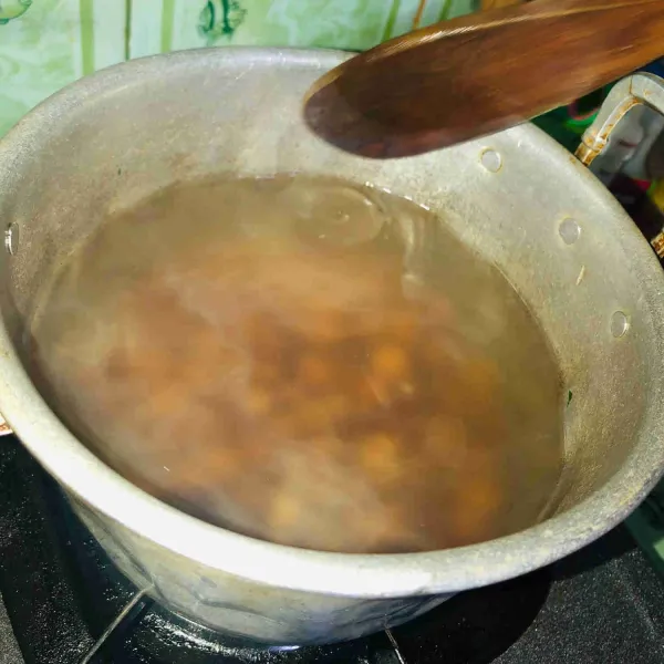 Setelah selesai membentuk bobanya rebus bobanya selama 30 menit hingga matang.