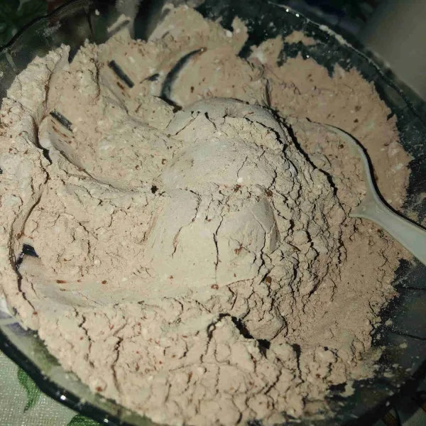 Campur tepung tapioka dengan cokelat bubuk. Lalu campur hingga merata.
