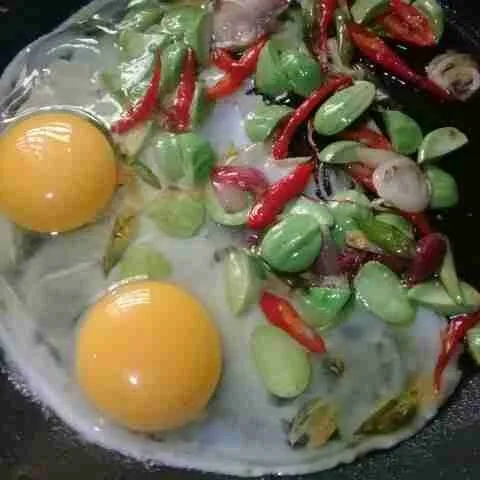 Masukkan 2 butir telut ayam, aduk rata sambil diorak arik.