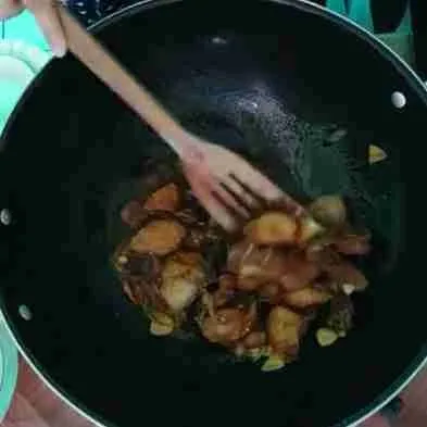 Terakhir. Masukkan ayamnya dan aduk hingga rata dan ayam terbaluri dengan bumbu. Tunggu beberapa saat hingga bumbu benar-benar meresap.