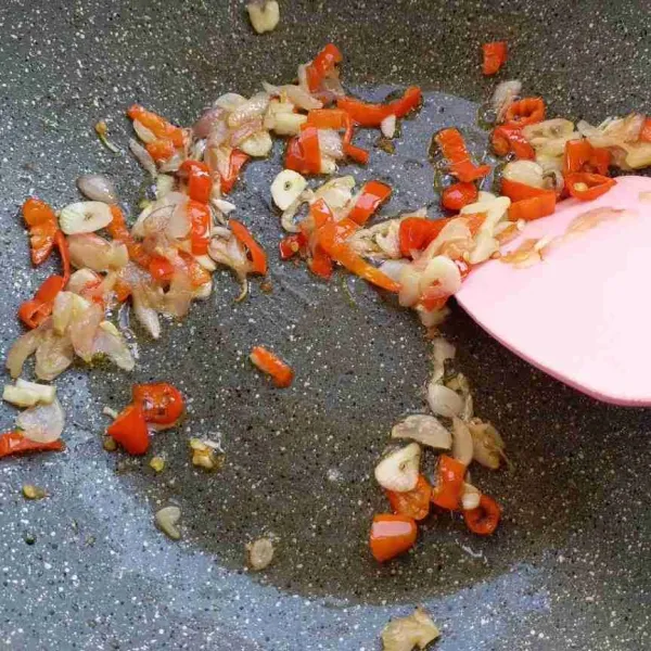 Panaskan oil, tumis bumbu iris hingga layu.