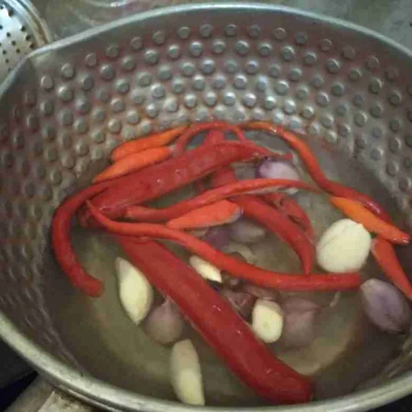 Rebus 3 macam cabai bersama bawang merah dan bawang putih hingga layu. Angkat dan tiriskan.
